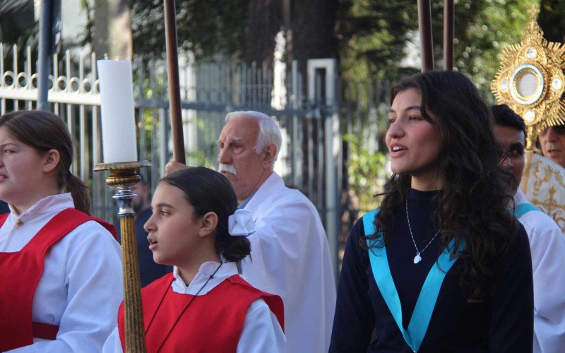 Milhares de fiéis acompanham procissão de Corpus Christi pelas ruas de Novo Hamburgo
