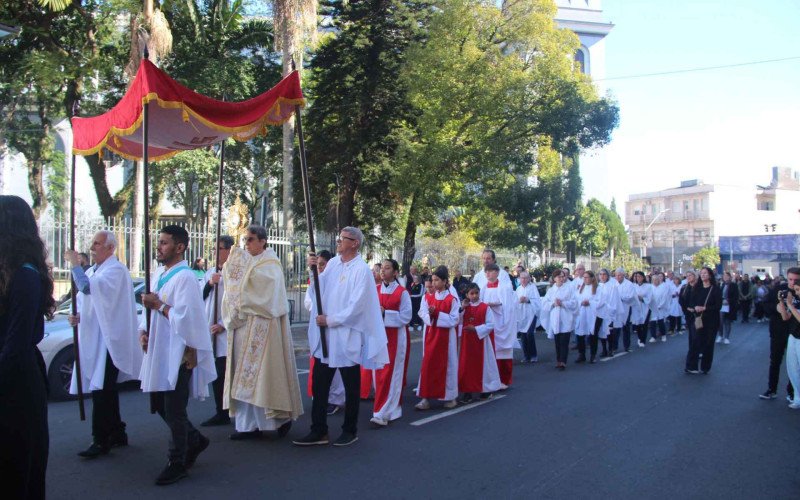 Milhares de fiéis acompanham procissão de Corpus Christi pelas ruas de Novo Hamburgo

