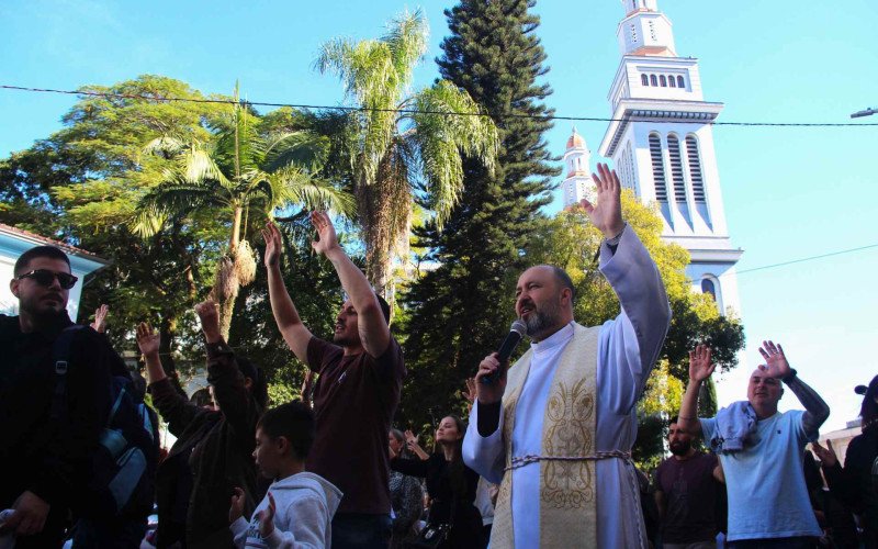 Milhares de fiéis acompanham procissão de Corpus Christi pelas ruas de Novo Hamburgo  | abc+