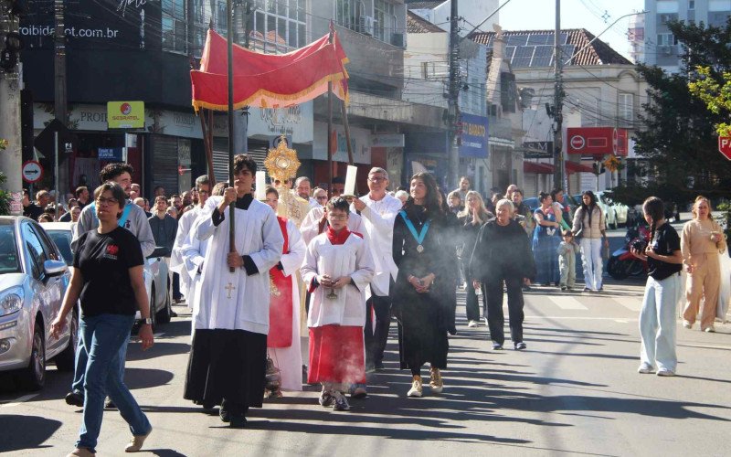 Milhares de fiéis acompanham procissão de Corpus Christi pelas ruas de Novo Hamburgo
