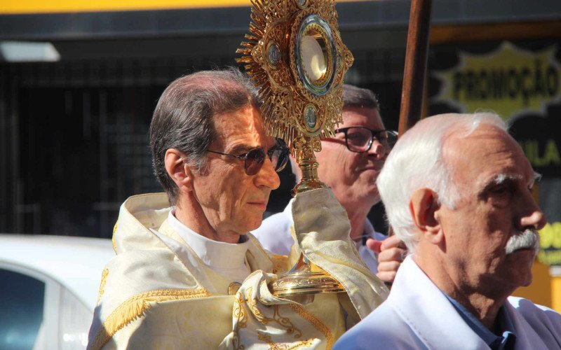 Milhares de fiéis acompanham procissão de Corpus Christi pelas ruas de Novo Hamburgo
