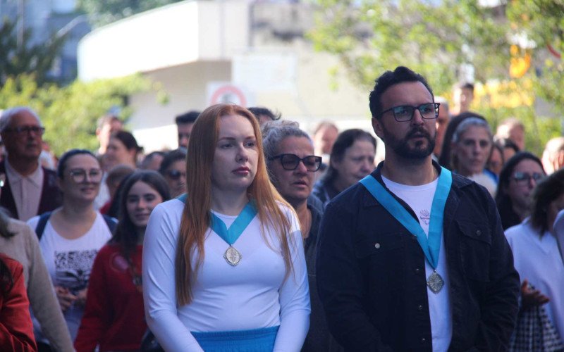 Milhares de fiéis acompanham procissão de Corpus Christi pelas ruas de Novo Hamburgo
