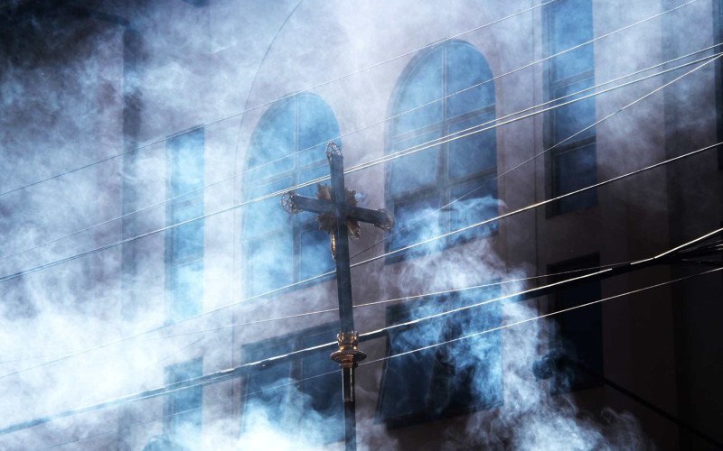 Milhares de fiéis acompanham procissão de Corpus Christi pelas ruas de Novo Hamburgo
