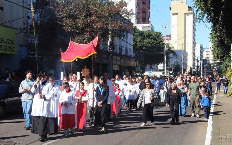Milhares de fiéis acompanham procissão de Corpus Christi pelas ruas de Novo Hamburgo
