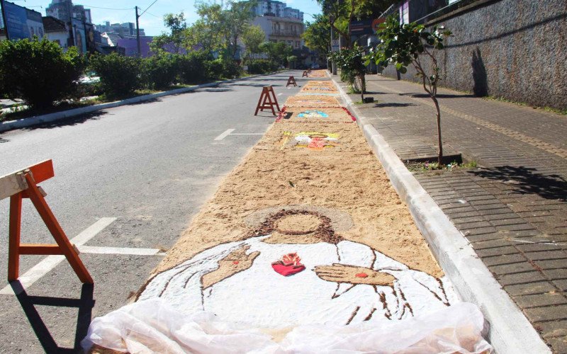 Milhares de fiéis acompanham procissão de Corpus Christi pelas ruas de Novo Hamburgo  | abc+