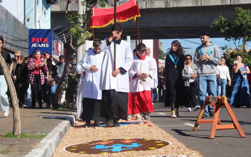 Milhares de fiéis acompanham procissão de Corpus Christi pelas ruas de Novo Hamburgo
