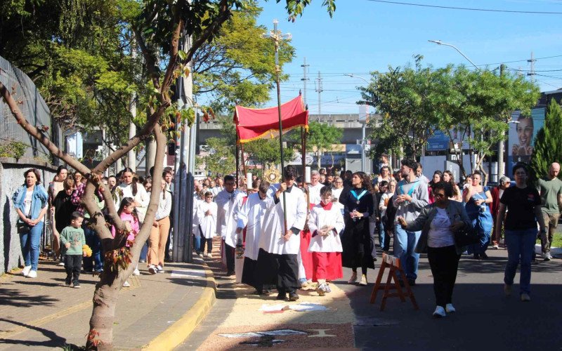 Milhares de fiéis acompanham procissão de Corpus Christi pelas ruas de Novo Hamburgo
