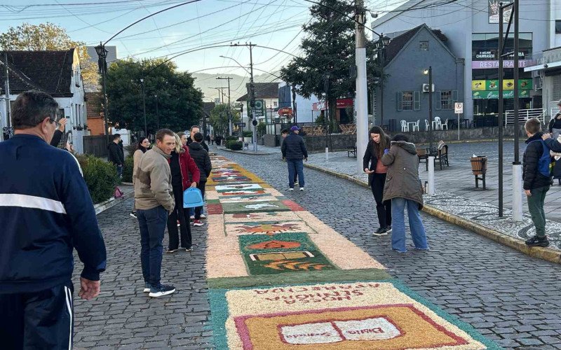 Tapetes coloriram a Avenida São Miguel em Dois Irmãos