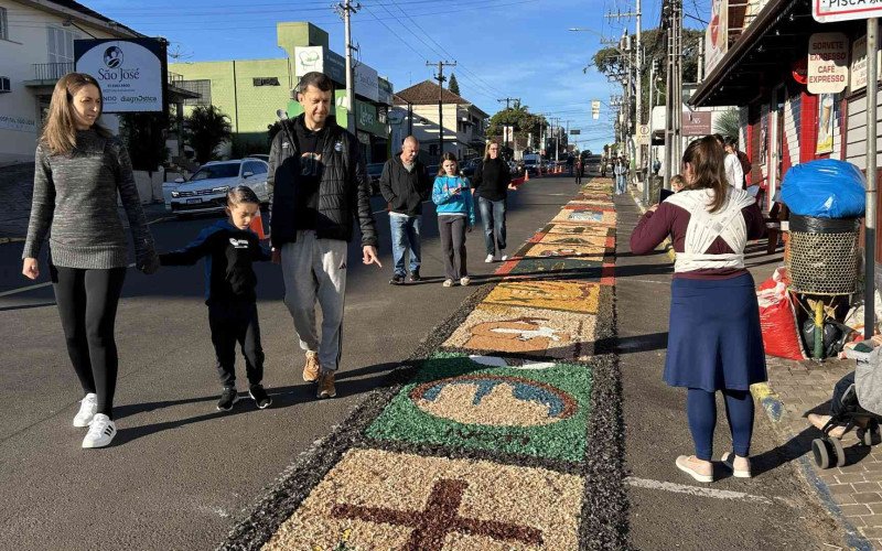 Procissão de Corpus Christi pecorreu a Avenida Presidente Lucena, em Ivoti