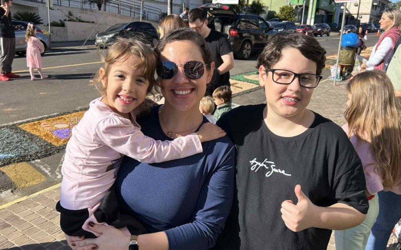 Karol Diniz participou da celebração ao lado dos filhos George e Manuela pela primeira vez | abc+