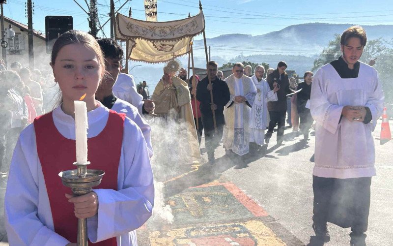 Procissão de Corpus Christi pecorreu a Avenida Presidente Lucena, em Ivoti