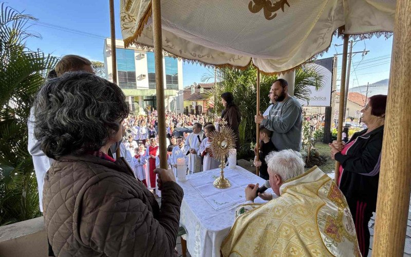 Em Ivoti, fiéis realizaram uma parada em frente ao Hospital São José, para um momento de oração e bênção do local e dos enfermos