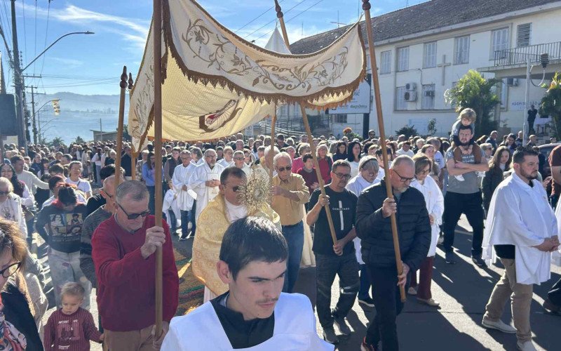 Procissão de Corpus Christi pecorreu a Avenida Presidente Lucena, em Ivoti