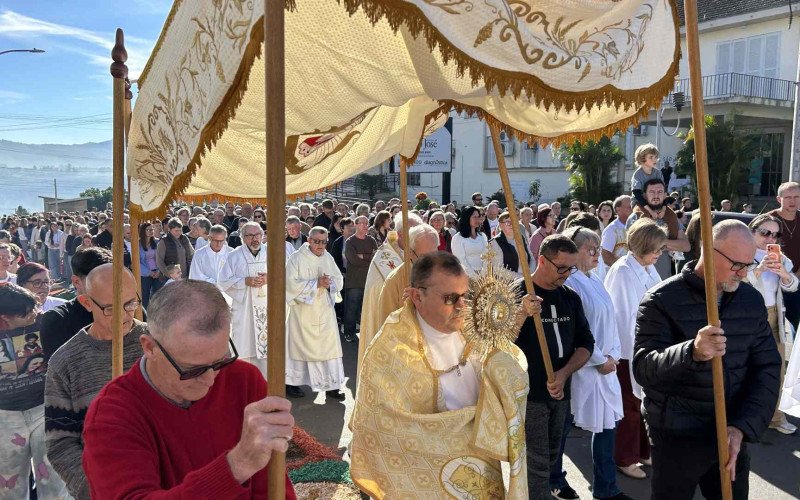 Procissão de Corpus Christi pecorreu a Avenida Presidente Lucena, em Ivoti