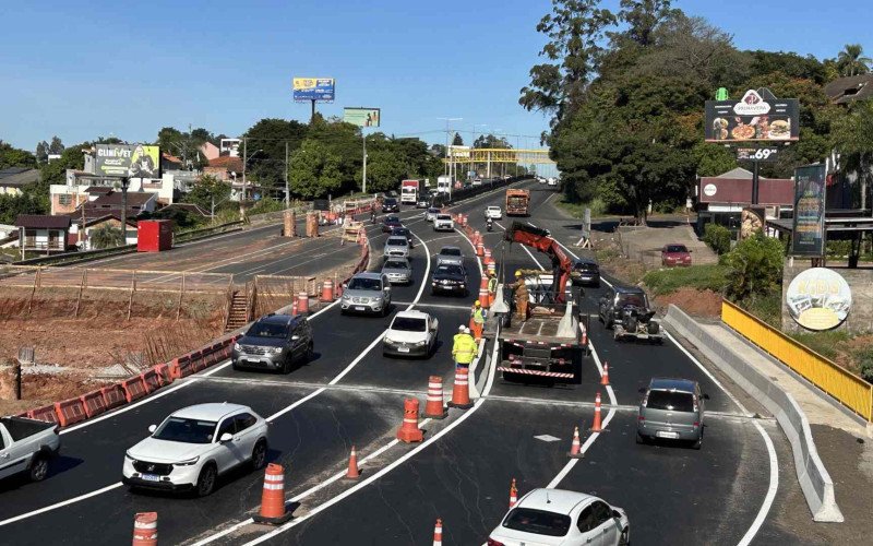 Instalação de muretas de concreto na altura do quilômetro 238 da BR-116 aconteceu nesta quinta-feira