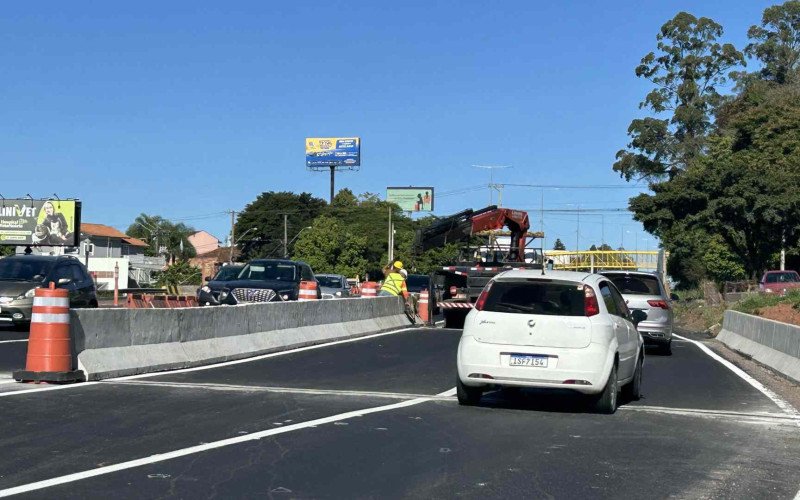 Instalação de muretas de concreto na altura do quilômetro 238 da BR-116 aconteceu nesta quinta-feira