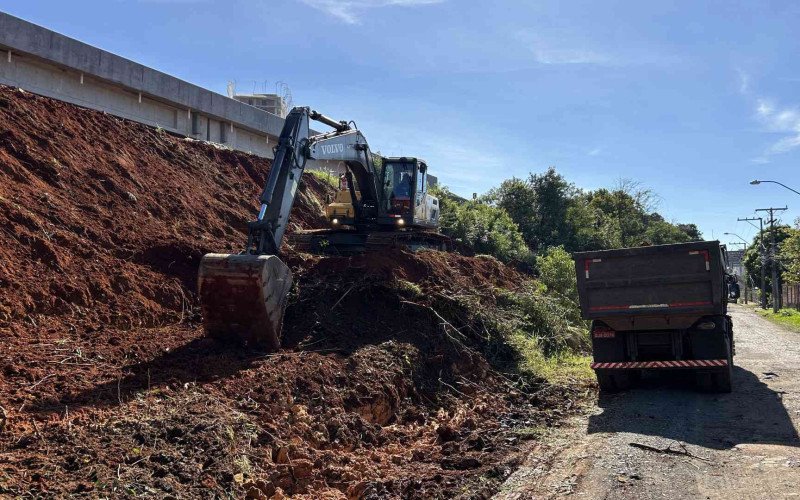 Decadecapagem do talude no lado leste da rodovia, no km 237, prepara o terreno para a execução do sistema de contenção no local
