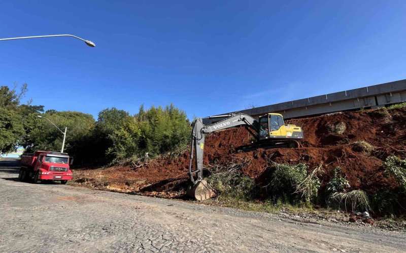 Decadecapagem do talude no lado leste da rodovia, no km 237, prepara o terreno para a execução do sistema de contenção no local

