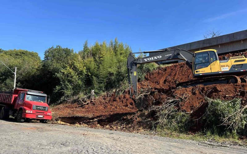 Decadecapagem do talude no lado leste da rodovia, no km 237, prepara o terreno para a execução do sistema de contenção no local

