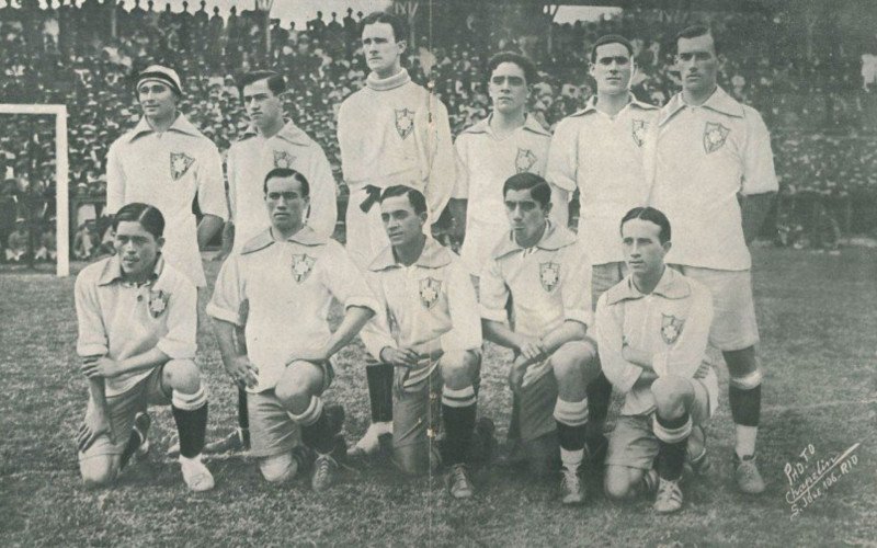 Brasil vestindo branco em 1919; na ocasião, foi conquistado o primeiro título continental da Seleção, justamente sobre o gigante Uruguai, por 1 a 0.