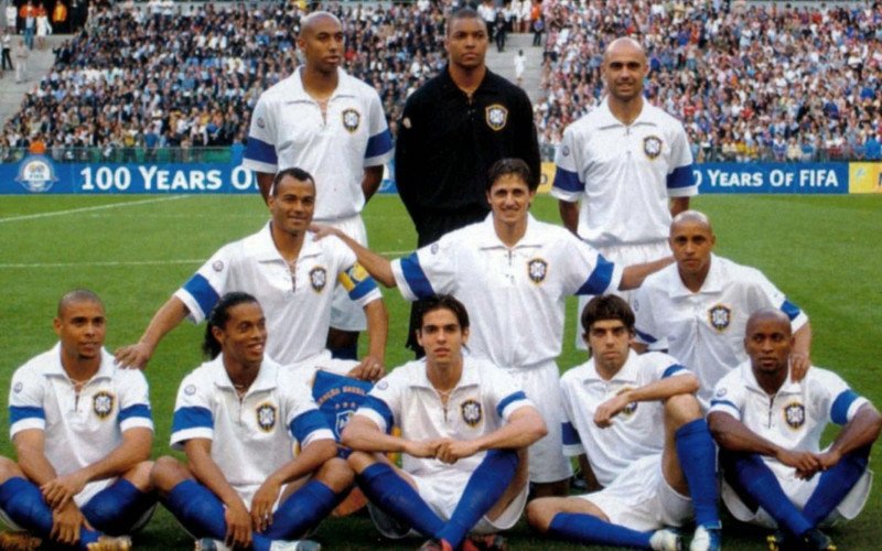 Em 2004, timaço do Brasil usou a camisa em homenagem ao centenário da Fifa.