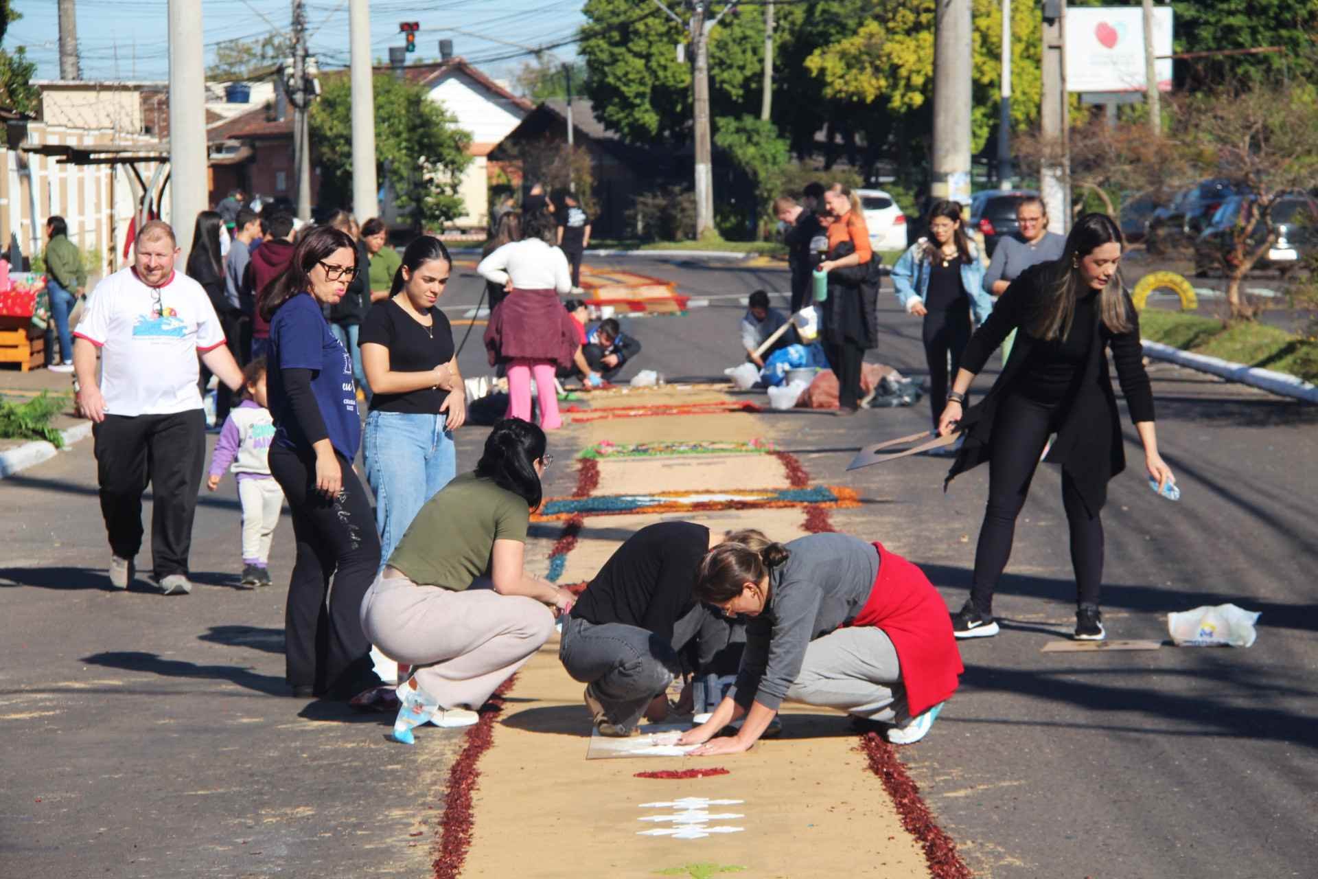 Tapetes de Corpus Christi mobilizam comunidade e transformam trecho da Pedro Adams em cen&aacute;rio de f&eacute;