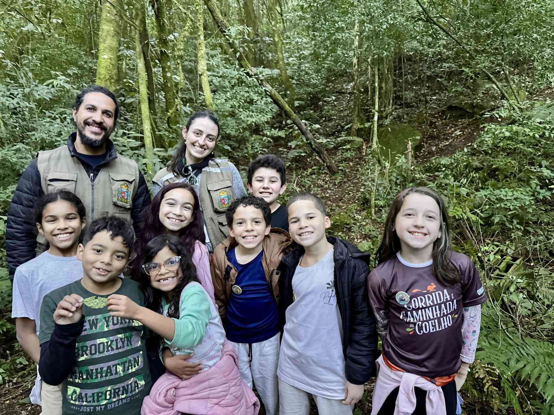 Estudantes de Gramado fazem trilha em mata e aprendem sobre a import&acirc;ncia da preserva&ccedil;&atilde;o do meio ambiente
