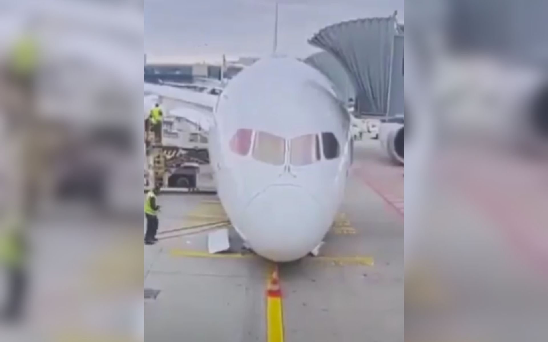 V&Iacute;DEO: Trem de pouso de Boeing 787 cede e fere funcion&aacute;rios da companhia a&eacute;rea alem&atilde;