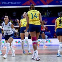 Seleção feminina de vôlei sofre no início, mas vence República Dominicana na Liga das Nações