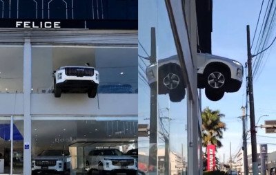 Carro suspenso em concessionária chama atenção em Porto Alegre