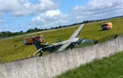 Aeronave C-98 Caravan da Força Aérea Brasileira sai da pista em Porto Seguro durante voo de instrução