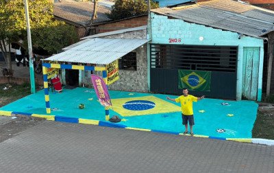 Em clima de Copa, família transforma calçada em bandeira gigante do Brasil