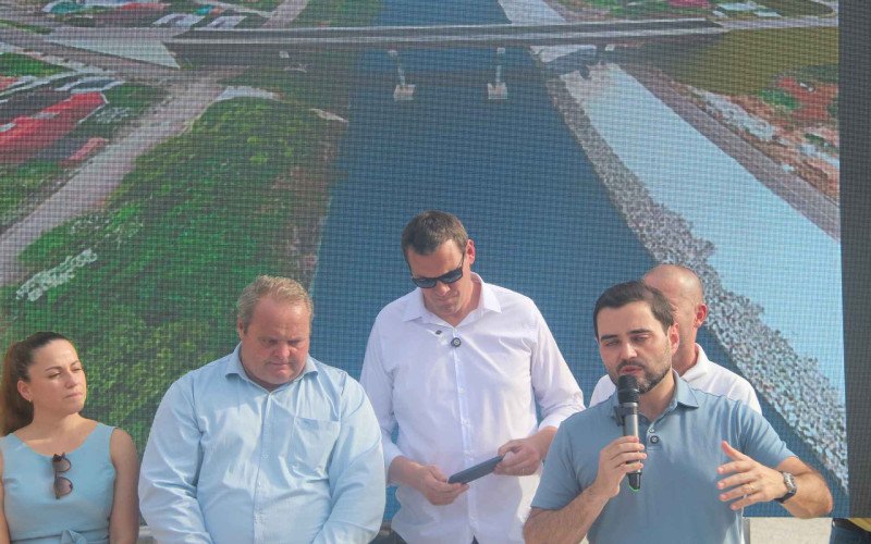 Vice-governador Gabriel Souza com prefeitos Junior e Marcelo