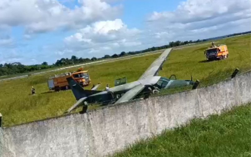 Aeronave C-98 Caravan da Força Aérea Brasileira sai da pista em Porto Seguro durante voo de instrução | abc+