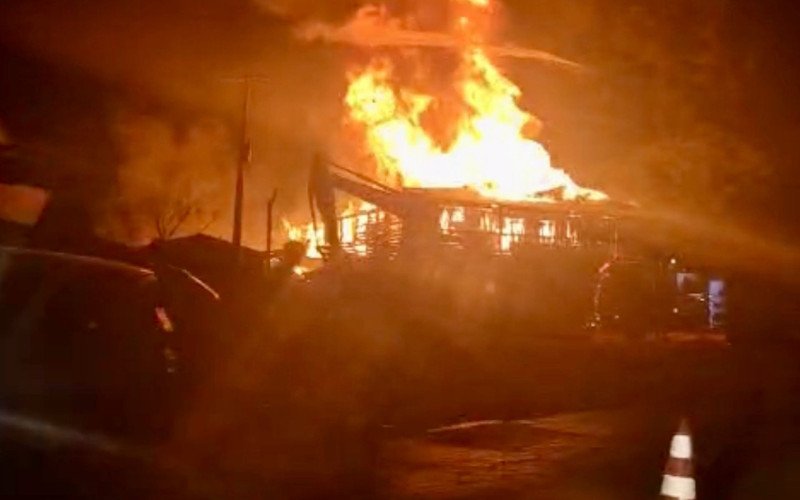 Prédio comercial pega fogo às margens de movimentada rodovia do RS | abc+