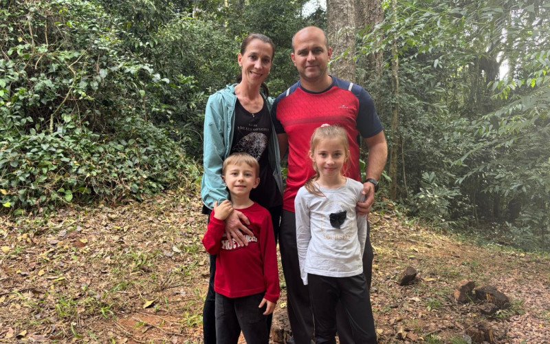 Ana Paula Ludwig, 42 anos, Gelson Bald, 42, Helena, 8 e Lucas, 5 aproveitam o evento em Estância Velha no dia 5 | abc+