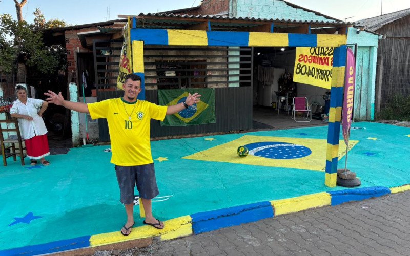 Em clima de Copa do Mundo, morador de São Leopoldo pinta bandeira do Brasil na calçada de estabelecimento | abc+