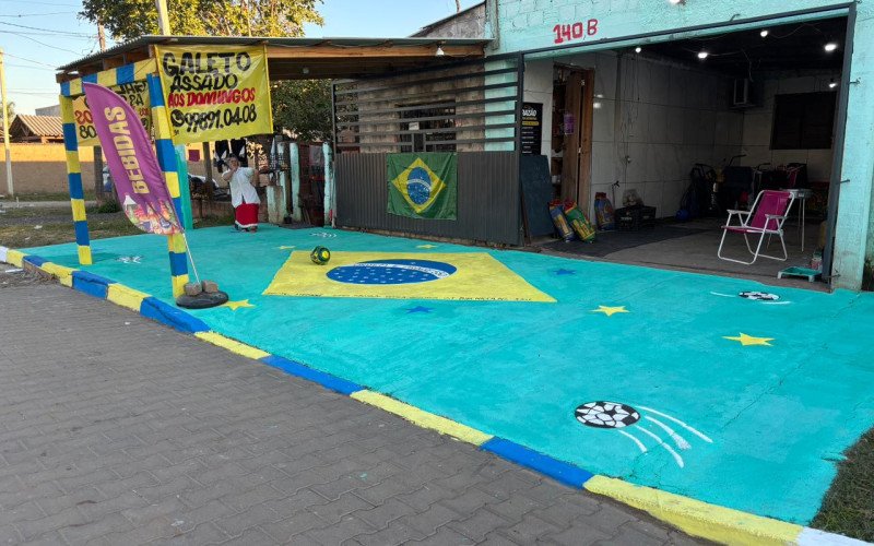 Em clima de Copa do Mundo, morador de São Leopoldo pinta bandeira do Brasil na calçada de estabelecimento | abc+
