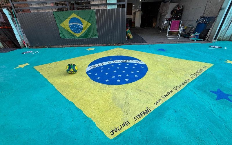 Em clima de Copa do Mundo, morador de São Leopoldo pinta bandeira do Brasil na calçada de estabelecimento | abc+