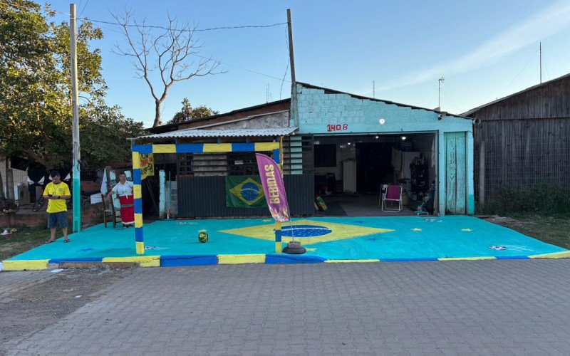 Em clima de Copa do Mundo, morador de São Leopoldo pinta bandeira do Brasil na calçada de estabelecimento | abc+