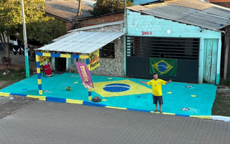 Em clima de Copa do Mundo, morador de São Leopoldo pinta bandeira do Brasil na calçada de estabelecimento | abc+