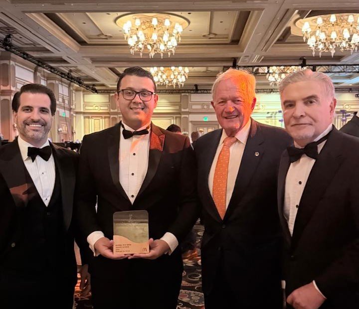 Premiado, o gerente Rodrigo da Silva esteve com a diretoria do McDonald’s em Las Vegas | abc+