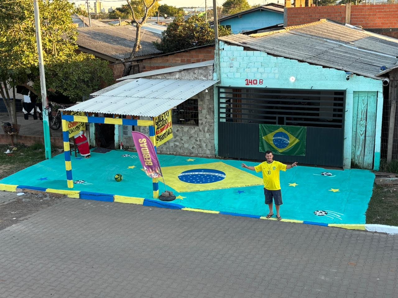 Em clima de Copa, fam&iacute;lia transforma cal&ccedil;ada em bandeira gigante do Brasil