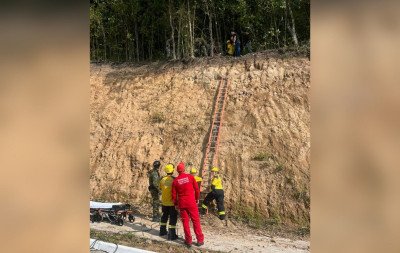 Feminicídio: Mulher é morta a facadas após companheiro jogar carro contra o da vítima