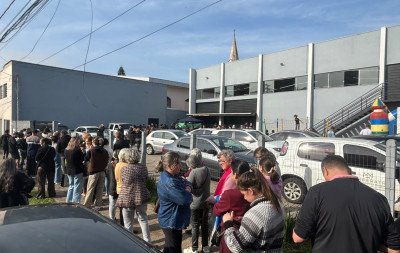 Peças a partir de 5 reais: Público no Megabazar da Cáritas Canudos forma fila que vira a esquina em Novo Hamburgo; saiba mais