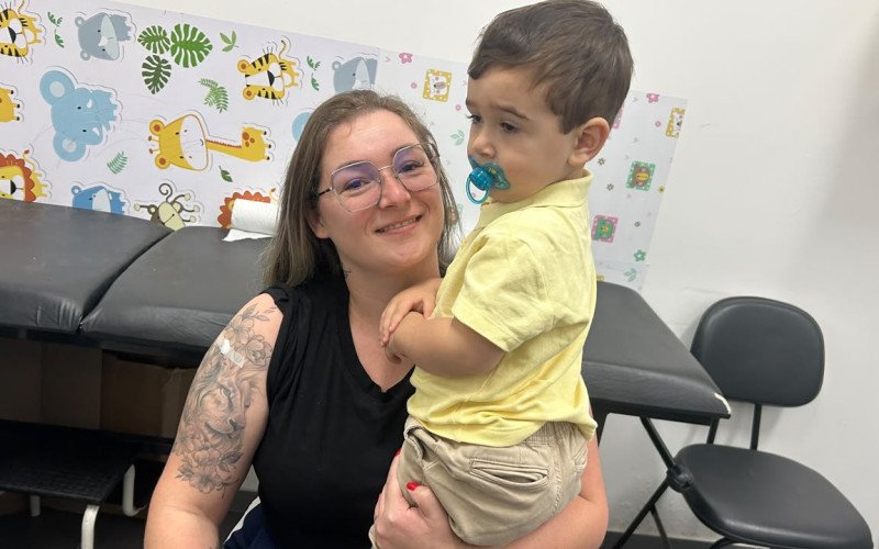 Francine levou o filho Heitor para se vacinar e aproveitou tamb&eacute;m