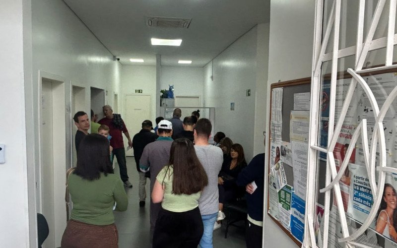 P&uacute;blico formou fila para se vacinar neste s&aacute;bado (6)