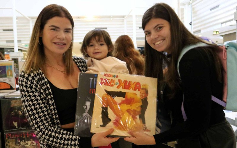 "Para rodar o disco da rainha": Apaixonados por discos antigos se reúnem no Canoas Shopping