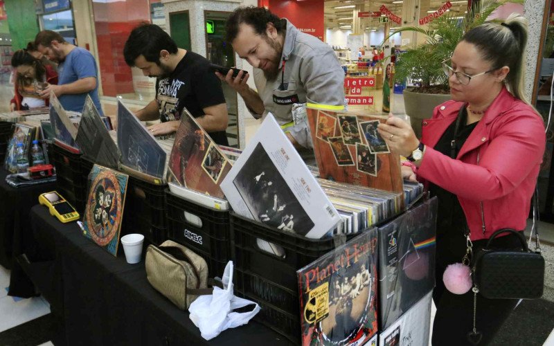 Público marca presença na Feira do Vinil do Canoas Shopping desde o meio da manhã deste sábado (6) | abc+