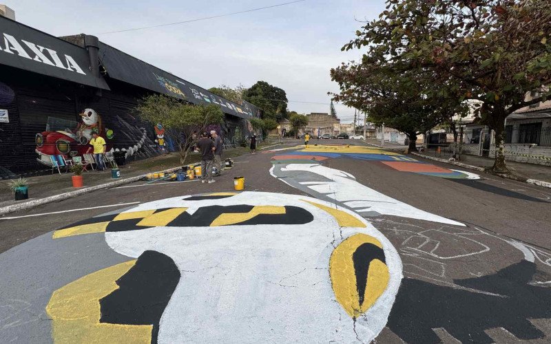 VÍDEO: Rua de Novo Hamburgo recebe pintura do camisa 10 da Seleção Brasileira